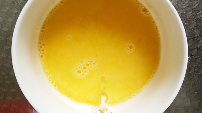 #宝宝辅食#米饭彩椒炖蛋,加入50ml的温水,30度左右即可。