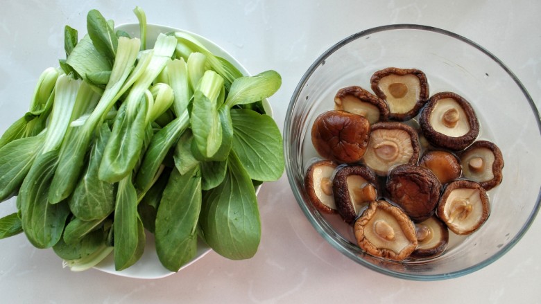香菇炒油菜,香菇提前泡发,<a style='color:red;display:inline-block;' href='/shicai/ 115'>油菜</a>洗净备用