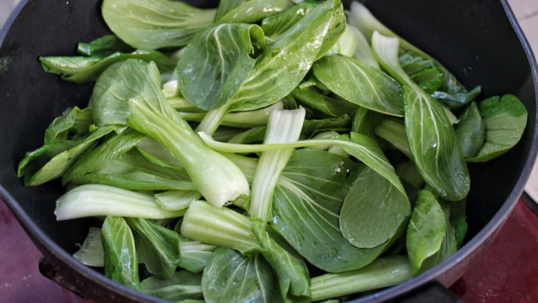香菇炒油菜,锅中倒油烧热后,放入油菜大火炒约一分钟