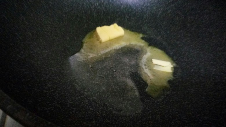 红枣花生牛扎糖,锅内放入黄油,小火融化。