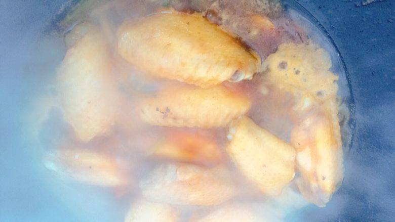 孜然红烧鸡翅,倒入点开水,水量最好盖过鸡翅