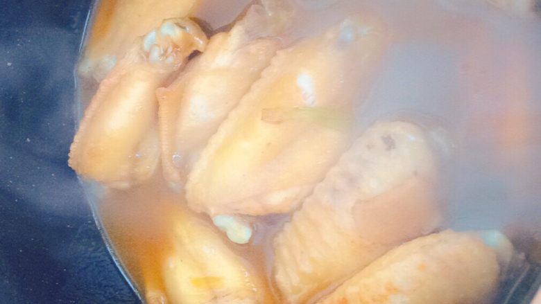 孜然红烧鸡翅,把鸡翅换入砂锅中煮,我比较喜欢用砂锅煮肉类食物,感觉更容易熟而且更香。要注意火候控制,火不要太大