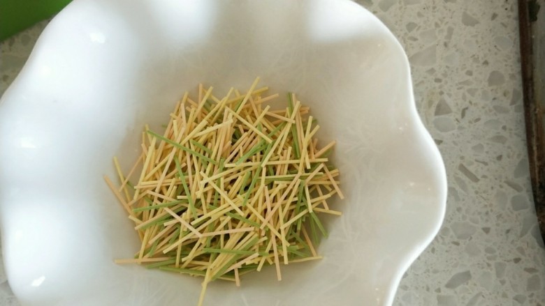 黑芝麻油菜细面米糊,由于宝宝月龄较小,提前把面掰碎煮,方便宝宝食用