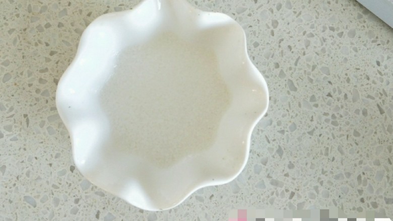 黑芝麻油菜细面米糊,将米粉倒入60度温开水里,静置2分钟,调成米糊