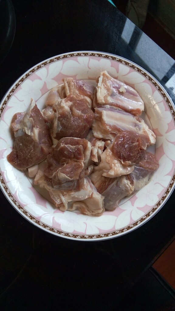 暖胃羊肉汤,剁成块状,两个拇指大小即可,(羊肉的缩水率挺高)