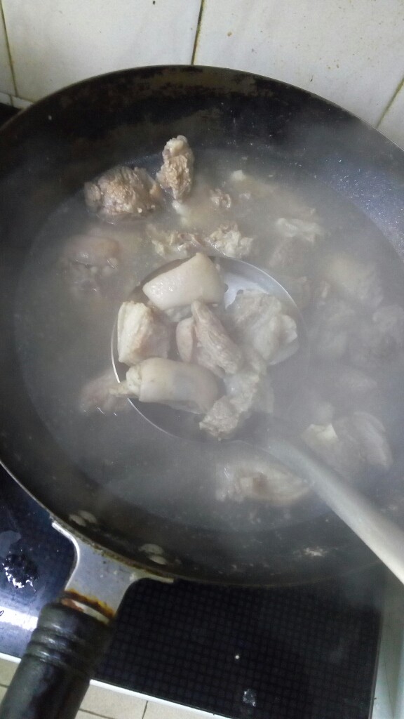 暖胃羊肉汤,烧开水,将羊肉走水,去血水杂质。