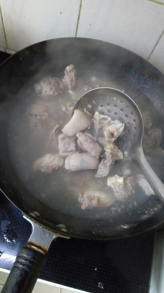 暖胃羊肉汤,羊肉收缩起来即可,不用煮沸。