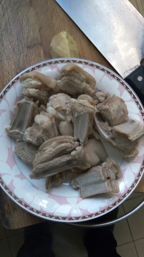 暖胃羊肉汤,洗净走过水的羊肉。