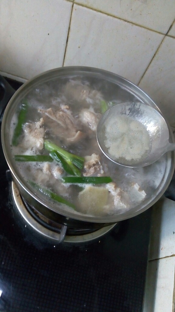 暖胃羊肉汤,将羊肉放进汤锅大火烧开,出去浮沫。转小火焖烧1.5小时,羊肉即熟!(带皮的羊肉比较难熟,所以时间相对长些)