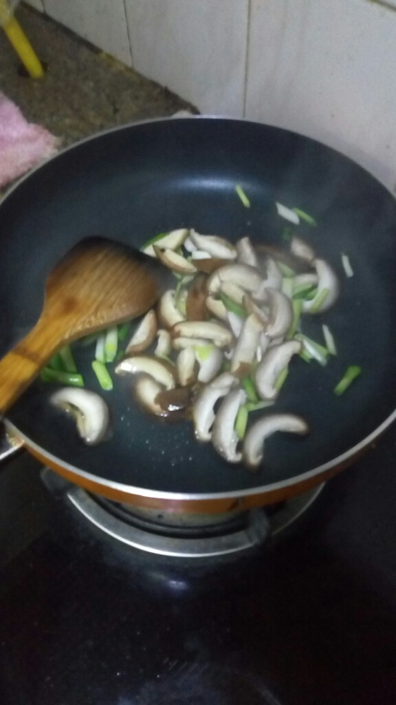 暖胃羊肉汤,加入切好的香菇,青蒜白,小火煸炒。