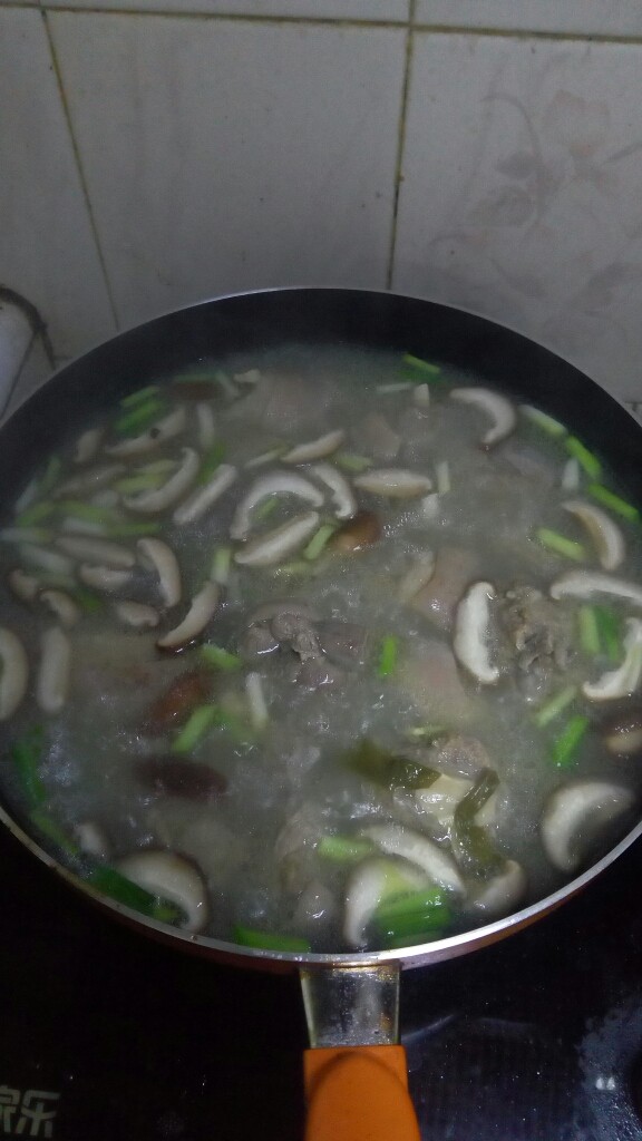 暖胃羊肉汤,加入汤锅里的羊肉和羊汤,放入适量的盐,鸡精,料酒!