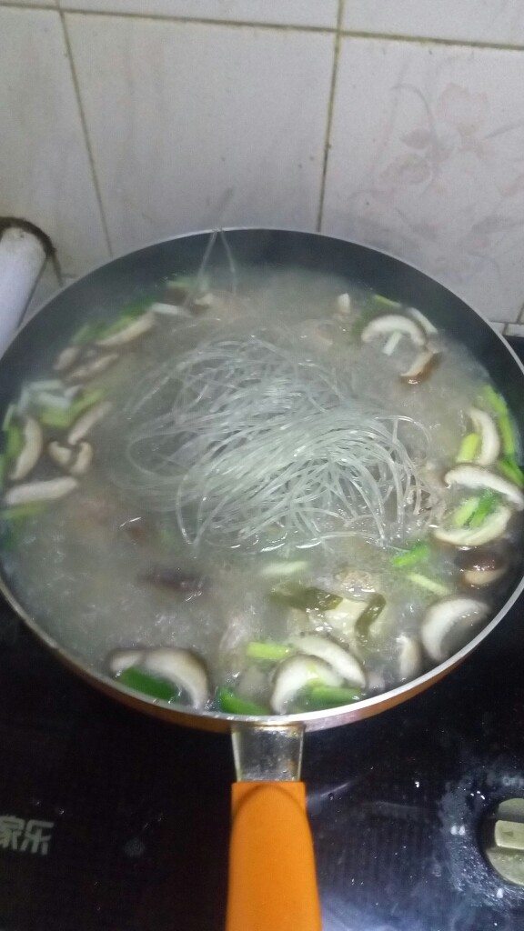 暖胃羊肉汤,加入泡好的粉丝,大火烧开,(不喜欢粉丝的烧开就可以)
