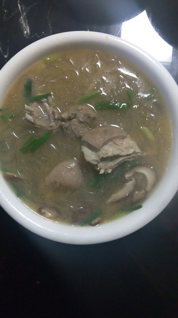 暖胃羊肉汤,这是一碗带辣椒的羊肉汤,喜欢的可以在加配料煸炒的时候,一起放入煸炒,剁椒最好哦!