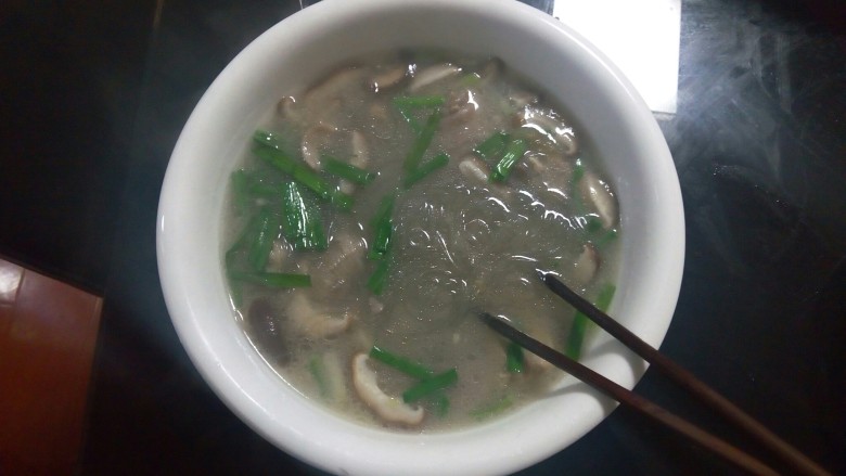 暖胃羊肉汤,烧开就可以装入汤碗!记得撒上白胡椒粉!