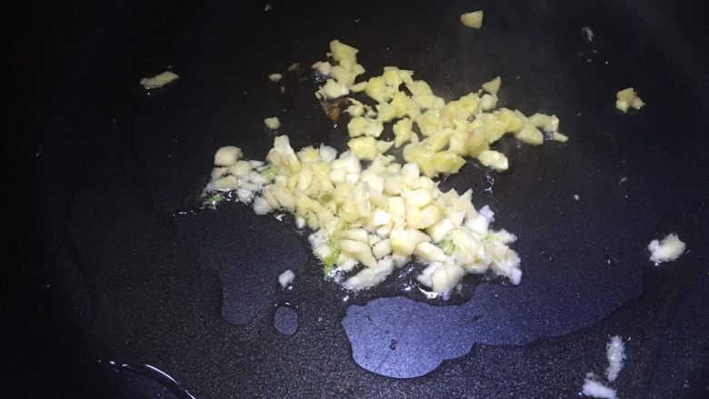 百变水果+酸甜柠檬虾,再把蒜末倒入锅爆香