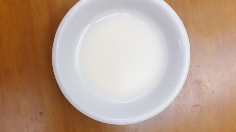 百变水果+酸甜柠檬虾,将淀粉水提前调配好