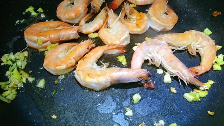 百变水果+酸甜柠檬虾,煎至两面都变成橙红色