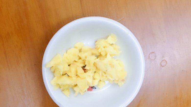 百变水果+酸甜柠檬虾,把姜片切成末备用