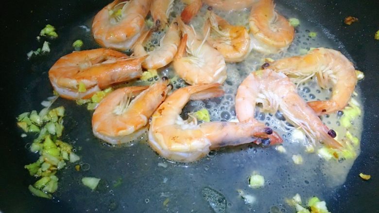 百变水果+酸甜柠檬虾,倒入少许清水焖一小会