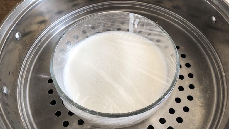 芋泥麻薯肉松盒子蛋糕,麻薯制作:麻薯材料混合均匀,过筛一遍,蒙上保鲜膜,上锅蒸30分钟,直到麻薯凝固熟透