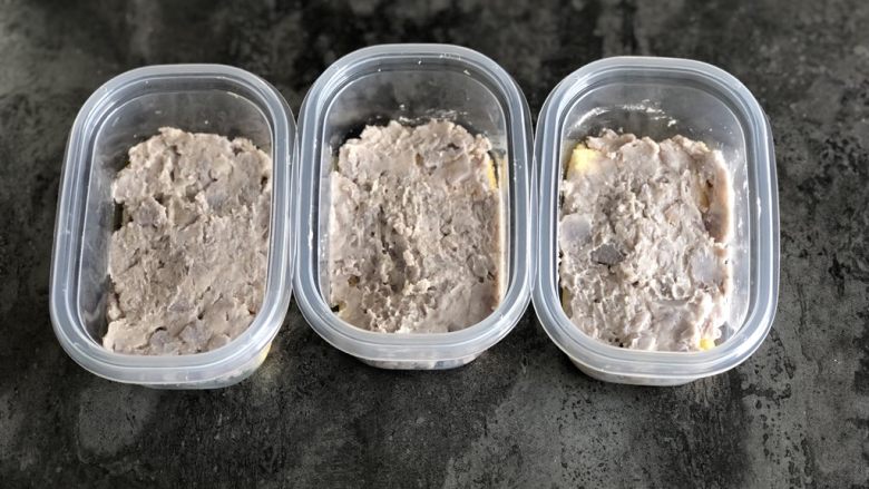 芋泥麻薯肉松盒子蛋糕,然后均匀铺上香芋泥,用勺子压平