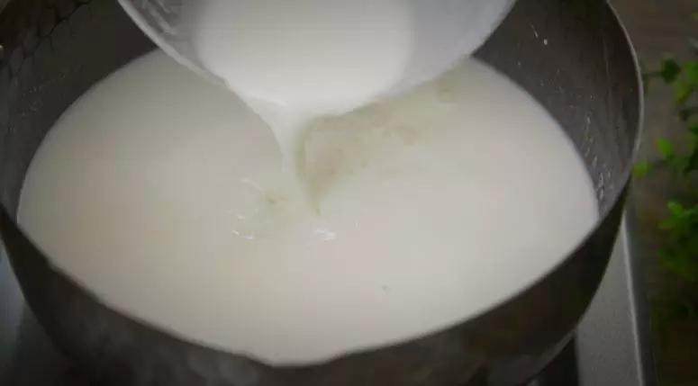 爽滑细嫩、奶香浓郁、甜而不腻、每一口都回味无穷.....,倒入锅中,小火加热至微微冒泡关火