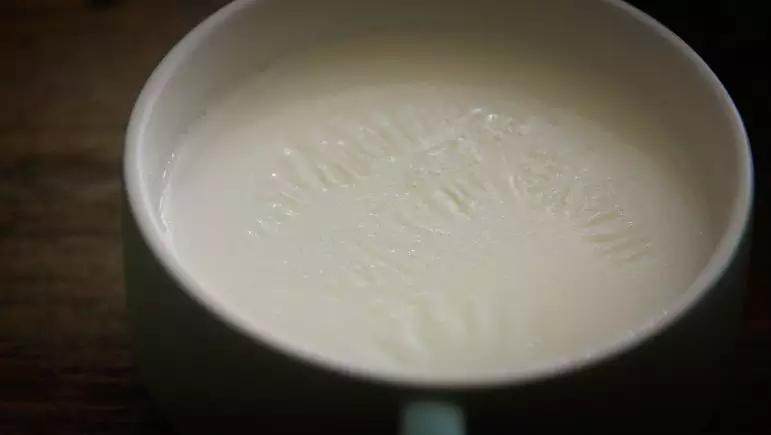 爽滑细嫩、奶香浓郁、甜而不腻、每一口都回味无穷.....,煮好的奶倒入碗中,冷却后表面结出一层奶皮