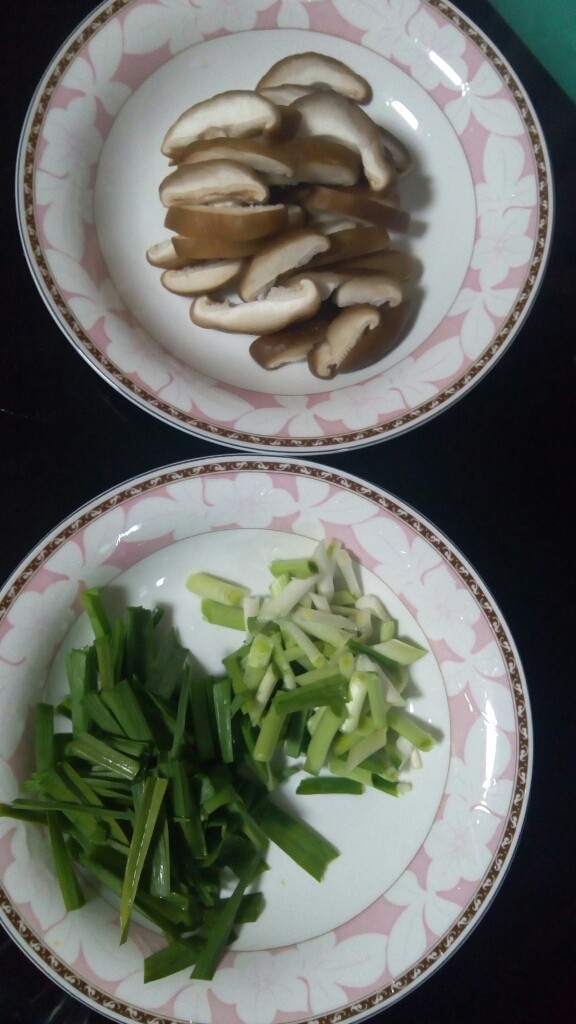 暖胃羊肉汤,青蒜切3厘米的小段,香菇切片。