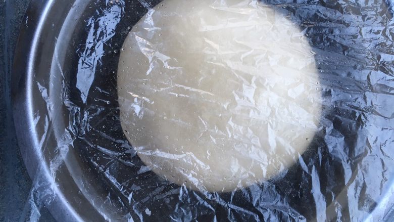 直接法经典淡奶油方吐司,滚圆面团盖保鲜膜发酵