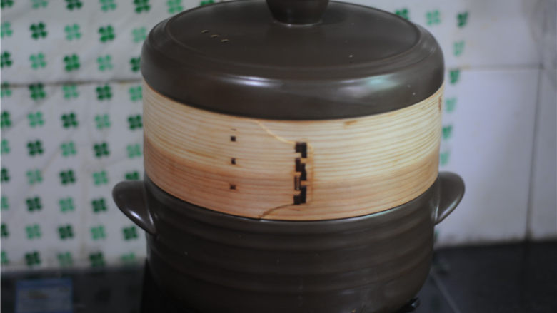春节宴客菜—清蒸鲈鱼,盖上锅盖,开锅后蒸10分钟即可