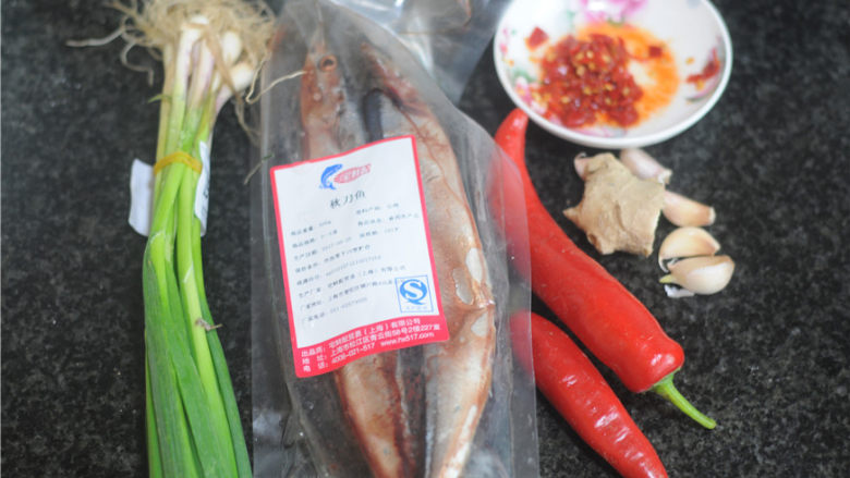 蒜苗秋刀鱼,所有的食材准备好