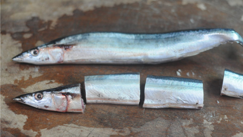 蒜苗秋刀鱼,<a style='color:red;display:inline-block;' href='/shicai/ 364'>秋刀鱼</a>清洗干净后切成段