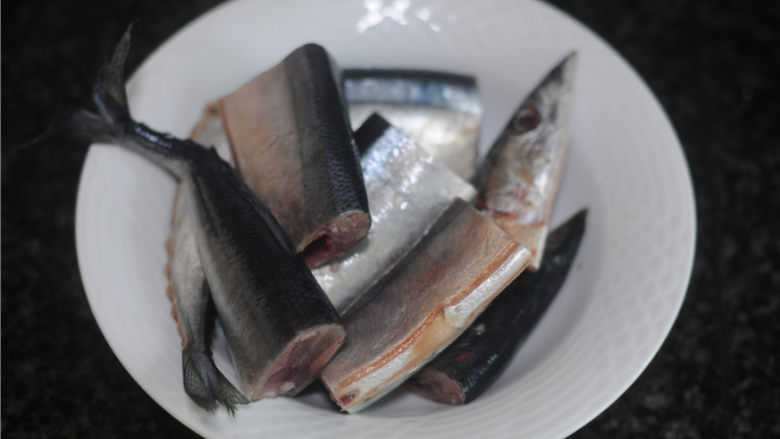 蒜苗秋刀鱼,将内脏去掉后，清洗干净后。