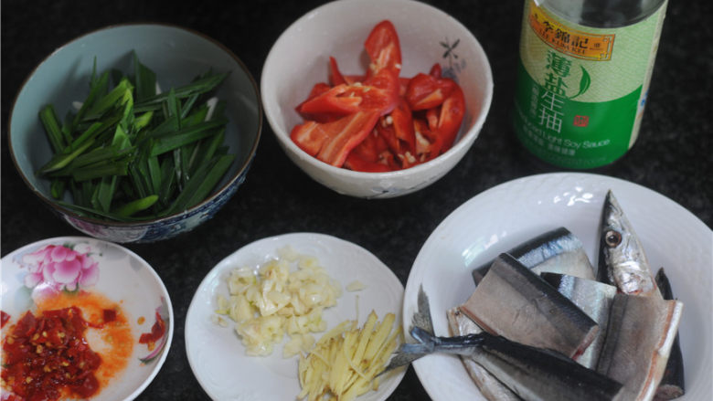 蒜苗秋刀鱼,配料切好