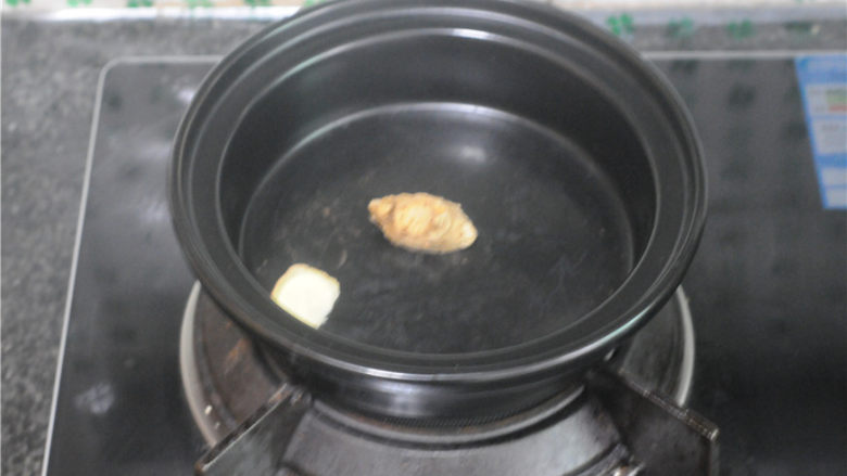 蒜苗秋刀鱼,酒精锅内胆用<a style='color:red;display:inline-block;' href='/shicai/ 37'>姜</a>片均匀地搽拭一遍后放入少许油