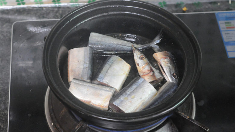 蒜苗秋刀鱼,将秋刀鱼块排列进去，转小火慢慢将鱼两面煎黄