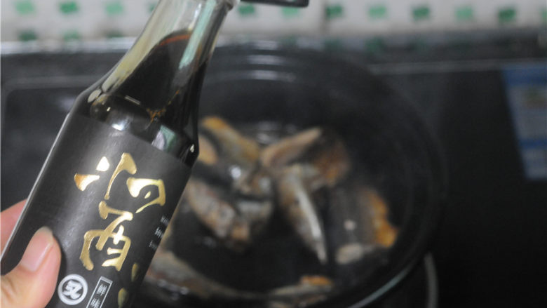 蒜苗秋刀鱼,淋入少许酱油