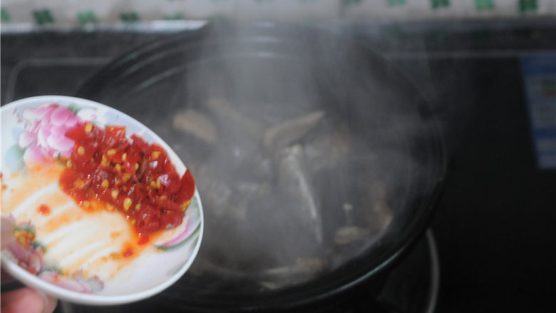 蒜苗秋刀鱼,倒入<a style='color:red;display:inline-block;' href='/shicai/ 4870'>剁辣椒</a>，和<a style='color:red;display:inline-block;' href='/shicai/ 86663'>红辣椒</a>片