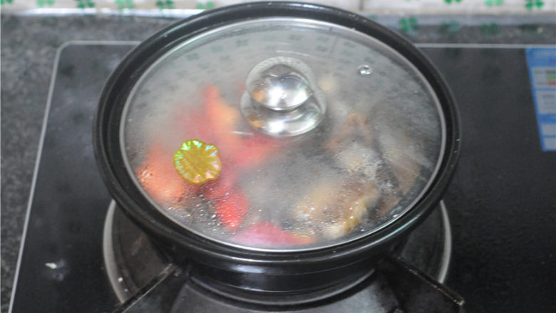 蒜苗秋刀鱼,淋入少许水，盖上盖子焖煮五分钟左右至鱼肉熟透