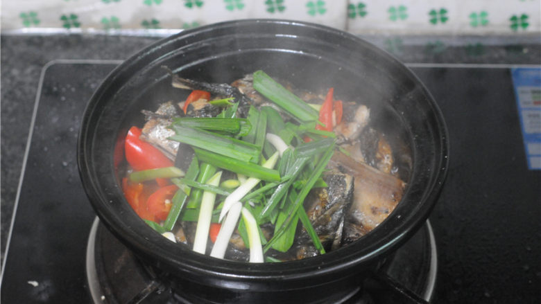 蒜苗秋刀鱼,开锅，将<a style='color:red;display:inline-block;' href='/shicai/ 3349'>蒜苗</a>放进去