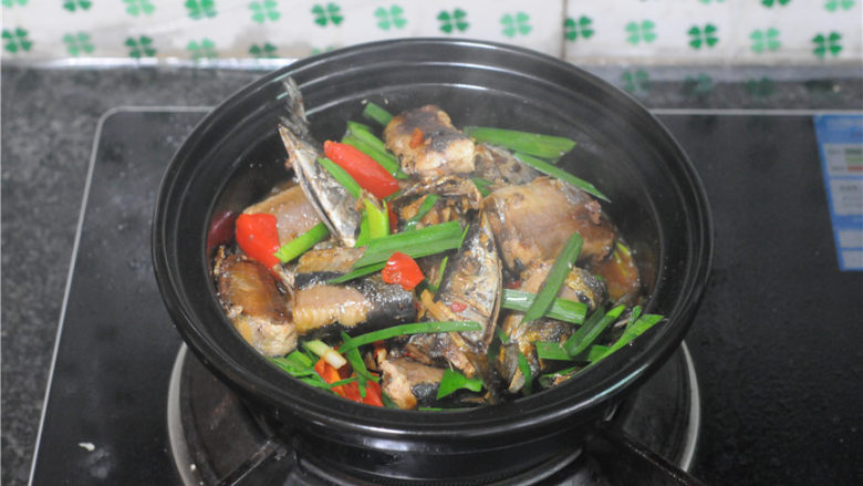 蒜苗秋刀鱼,加入适量盐，稍微翻拌