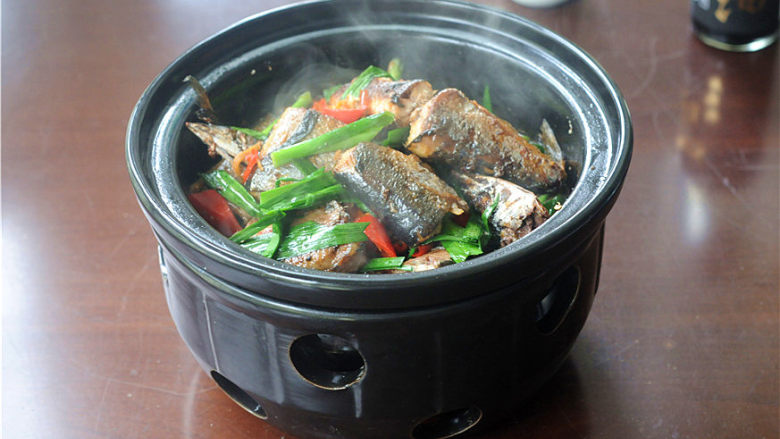 蒜苗秋刀鱼,锅里放入酒精块，点燃，将酒精锅内胆放在上面，一起端上桌即可，边加热边吃，热乎乎的哦。