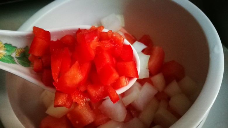 西式早餐~Bruschetta,洋葱碎加入西红柿丁 再加入<a style='color:red;display:inline-block;' href='/shicai/ 3554'>彩椒</a>丁