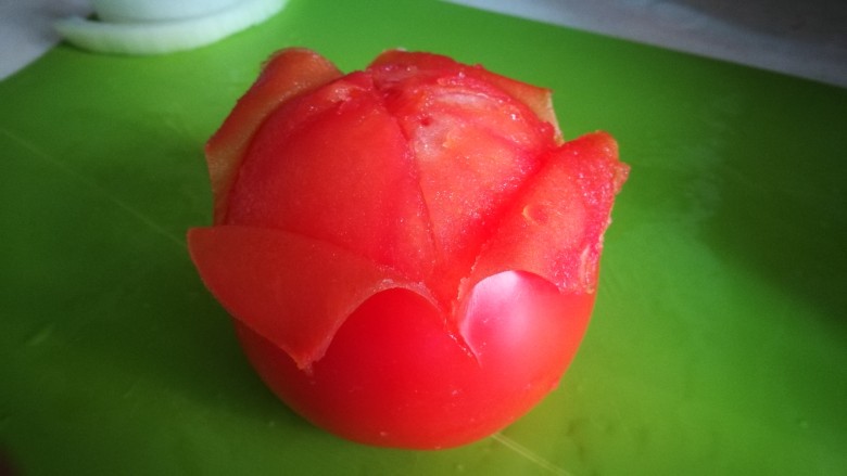 西式早餐~Bruschetta,在热水中汆烫一下 取出 剥去皮