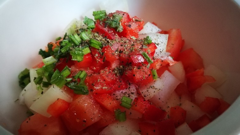 西式早餐~Bruschetta,加入罗勒碎和黑胡椒 挤入一些<a style='color:red;display:inline-block;' href='/shicai/ 919'>柠檬汁</a> 搅拌均匀