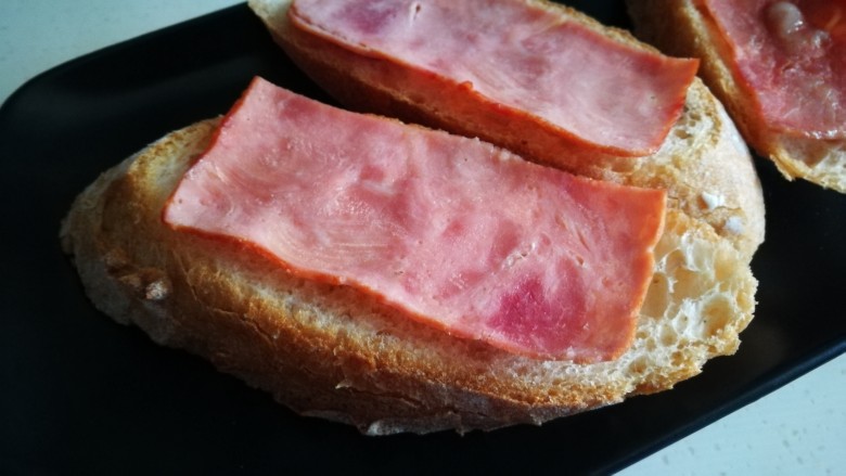 西式早餐~Bruschetta,铺上火腿片 入烤箱120℃烤6-7分钟 取出