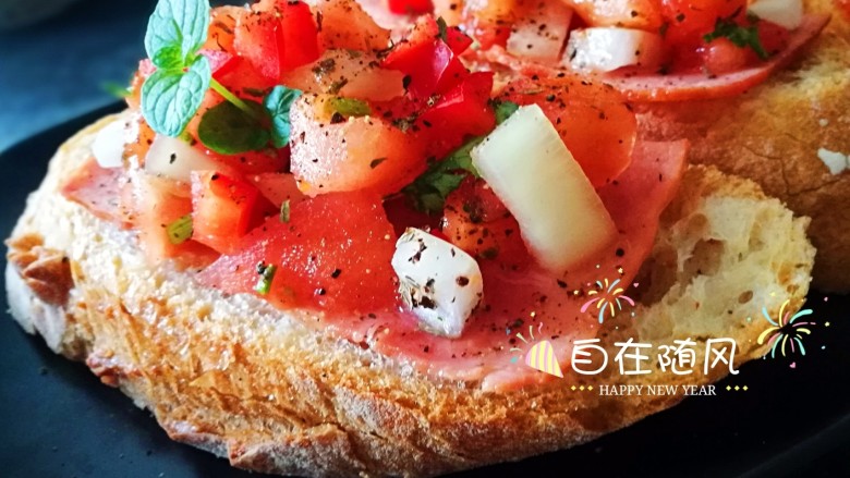 西式早餐～Bruschetta,把拌好的配菜铺在面包片上 美美哒 吃起来喽😋😋😋