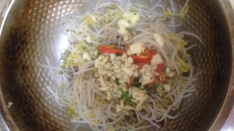 凉拌绿豆芽,泼油，倒入醋