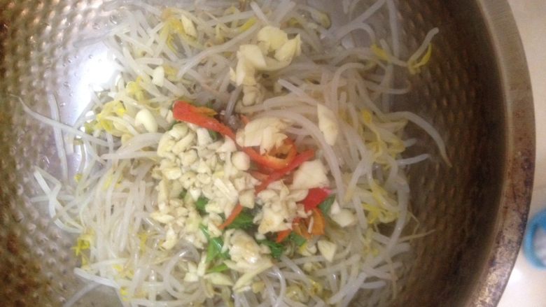 凉拌绿豆芽,把备用菜放好