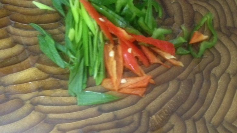 凉拌绿豆芽,青红椒<a style='color:red;display:inline-block;' href='/shicai/ 3349'>蒜苗</a>切好备用
